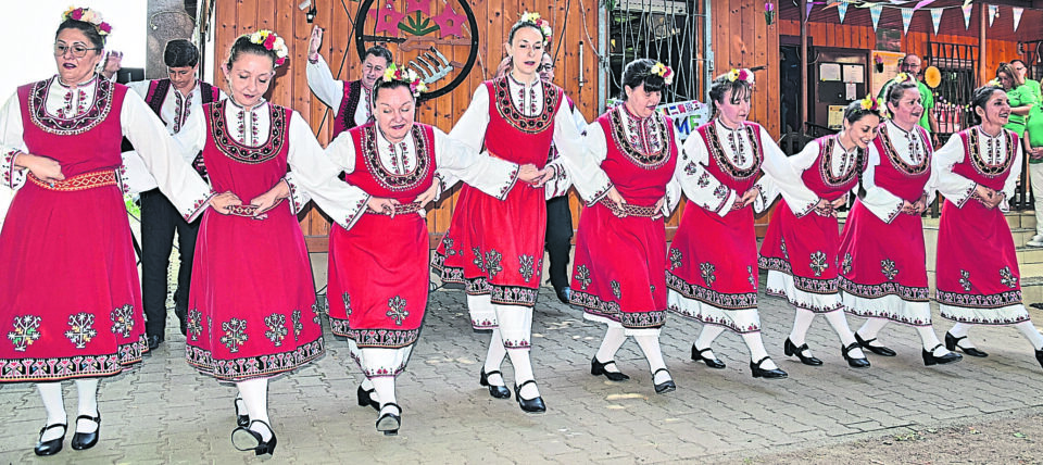 Zu Gast bei Freunden: Die Tanzgruppe »Trakia Mainz« zeigt vorm Naturfreundehaus verschiedene Volkstänze aus Bulgarien. FOTOS: GEORGIA LOR